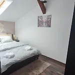 Cosy 2 Bedroom In New Town Daire Braşov