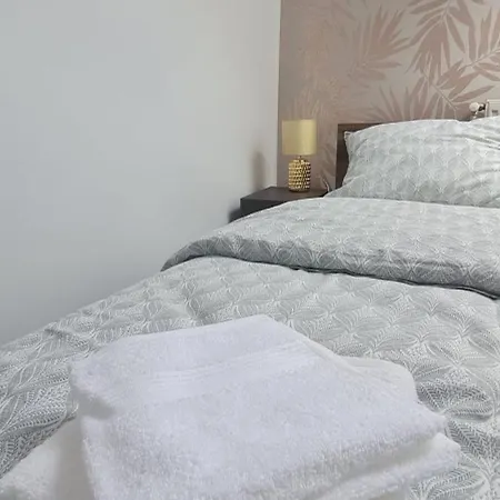 Cosy 2 Bedroom In New Town Apartment *