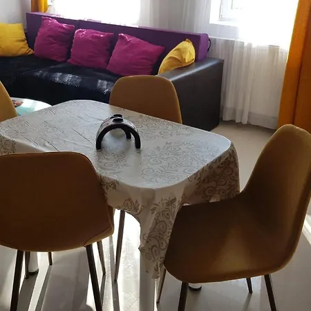 Cosy 2 Bedroom In New Town
