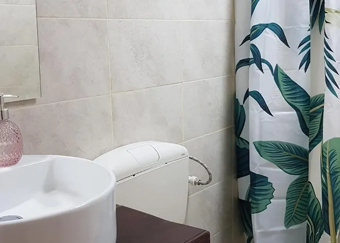 Cosy 2 Bedroom In New Town